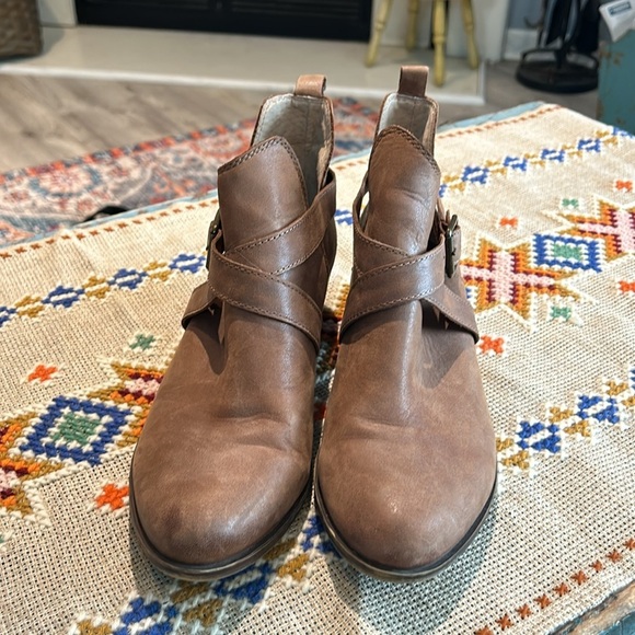 Lucky Brand Brown Buckle strapped Bootie Size 9.5. - Picture 2 of 6